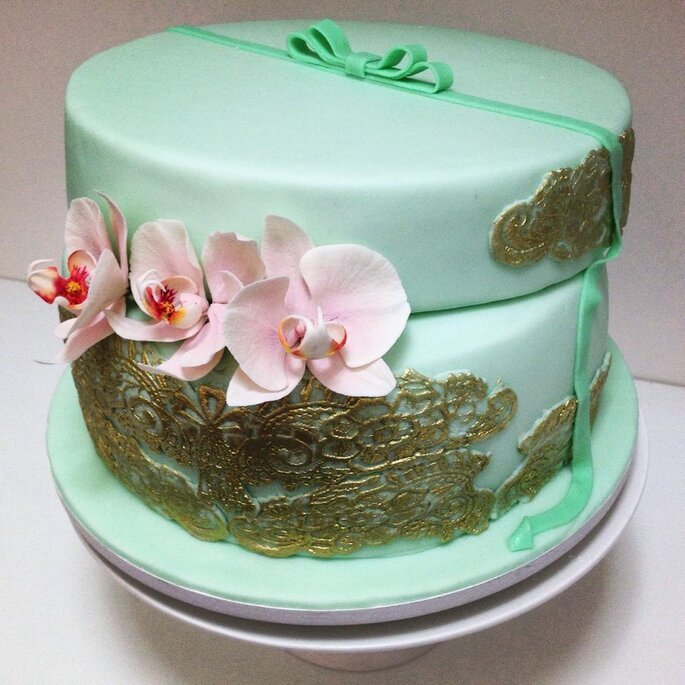 Bolo de casamento para mini wedding ou civil verde água com flores e renda em açúcar