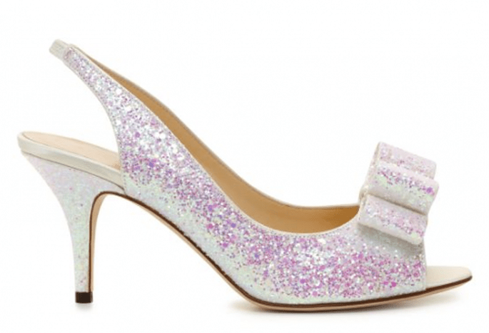 Zapatos de fiesta en color blanco con destellos de rosa metálico - Foto Kate Spade