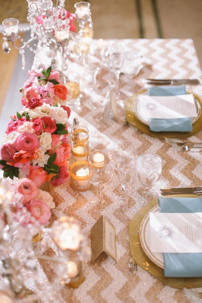 Las mesas lucirán sensacionales con un mantel de estampado chevron - Foto Brandon Kidd
