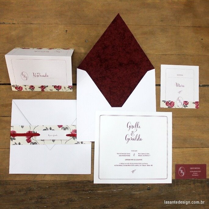 Convite de casamento com detalhes Marsala da Design e Convites