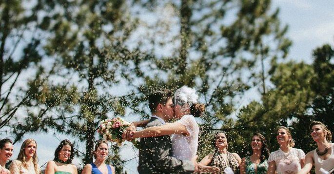 Beijo noivos cerimônia