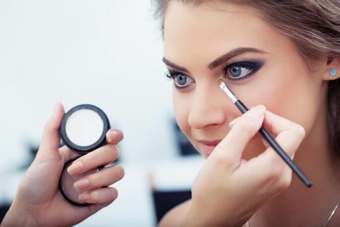 Mujer en sesión de maquillaje para fiesta