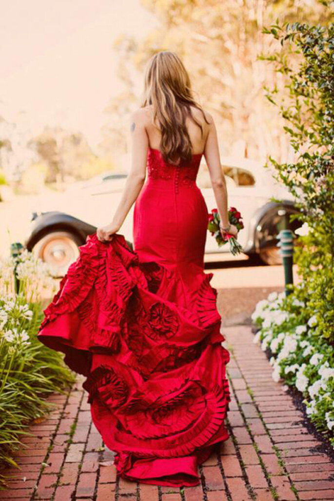 Vestido de noiva vermelho com cauda efeito flores gigantes.