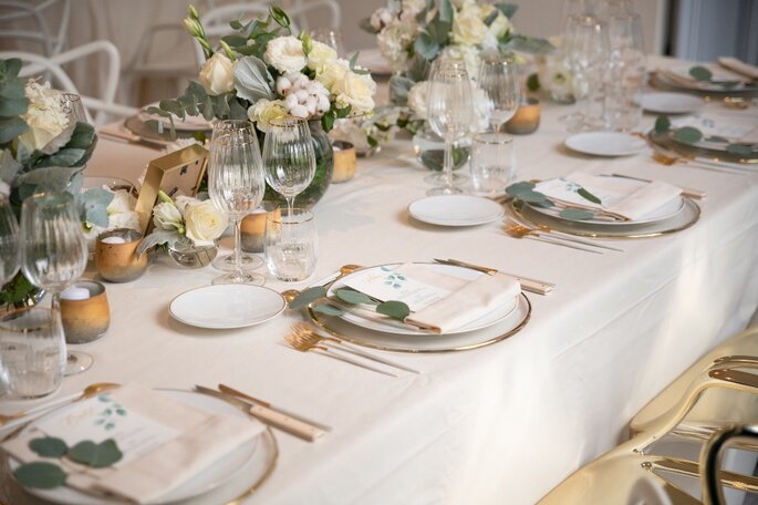 une table de mariage avec des centres de tables fleuris 