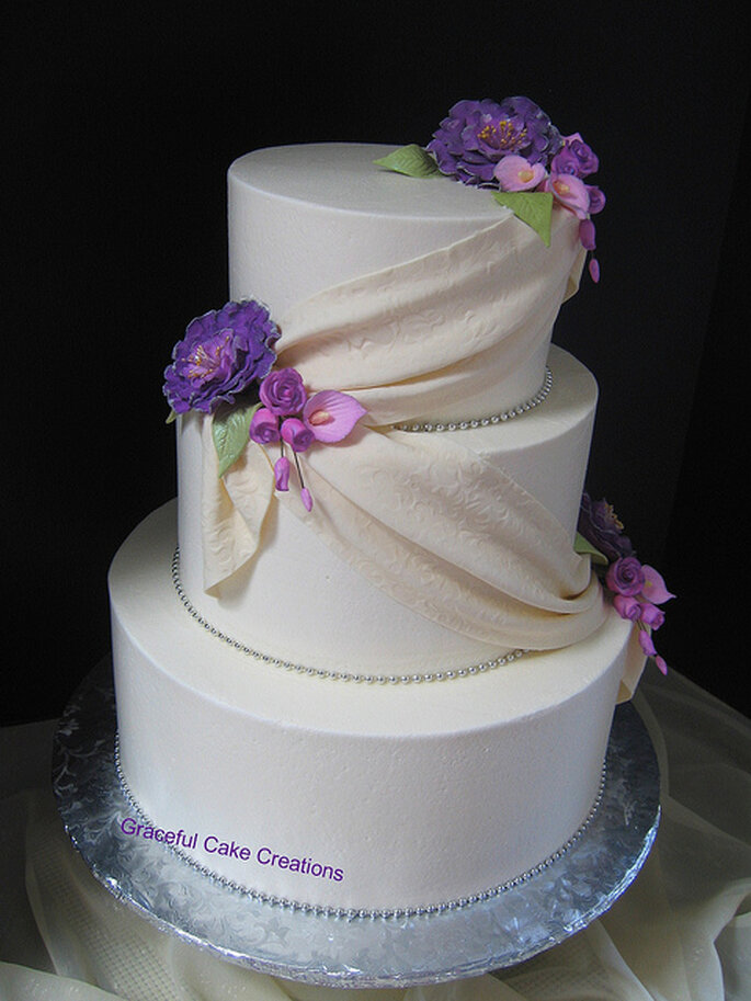 Pastel con lazo y flores. Foto: Graceful Cake Creations