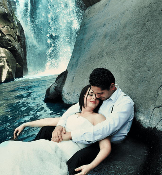 Angie y Rodrigo durante su romántica sesión de fotos Trash the Dress en Tala, Jalisco - Foto Casa Fragma