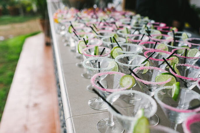 Besondere Cocktails für Ihre Hochzeitsgäste. Foto: Alberto Mahtani