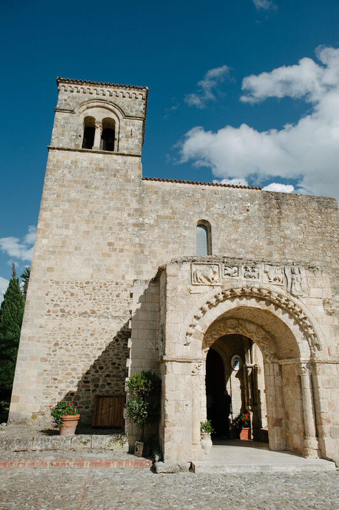 esterno chiesa in pietra bianca