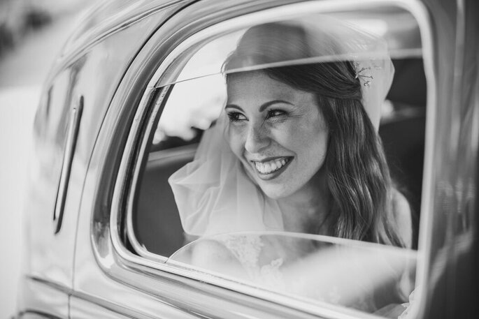 sposa sorridente in macchina