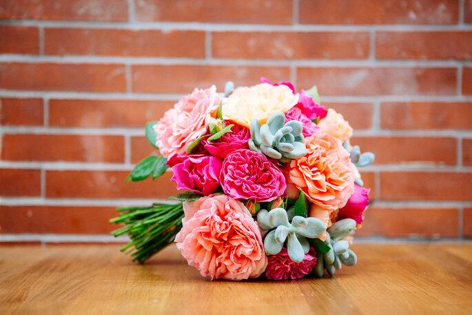 un bouquet de fleurs colorés 