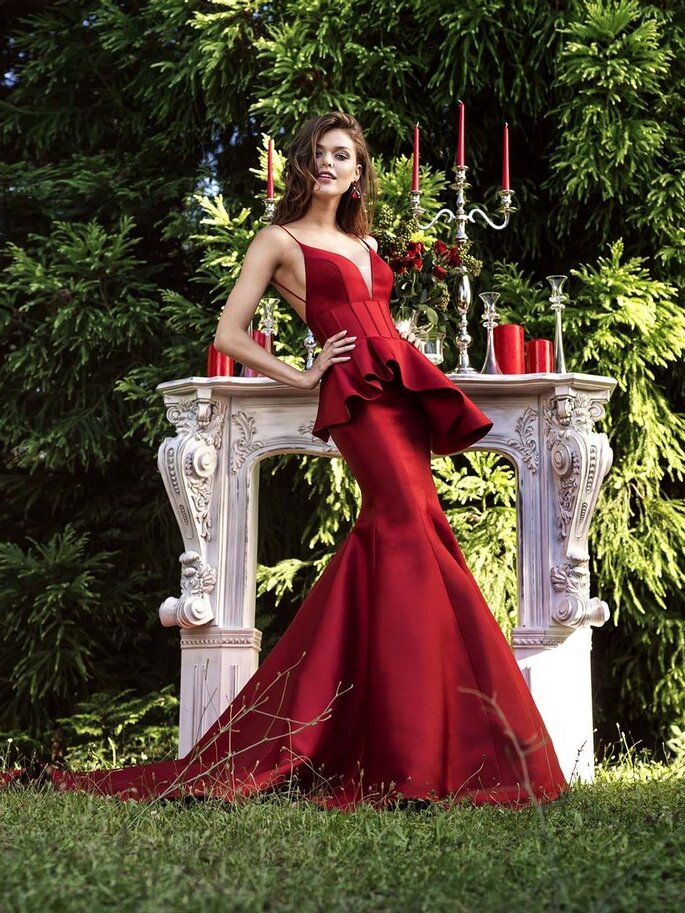Vestido de noiva vermelho, sereia com efeito peplum e alcinhas.