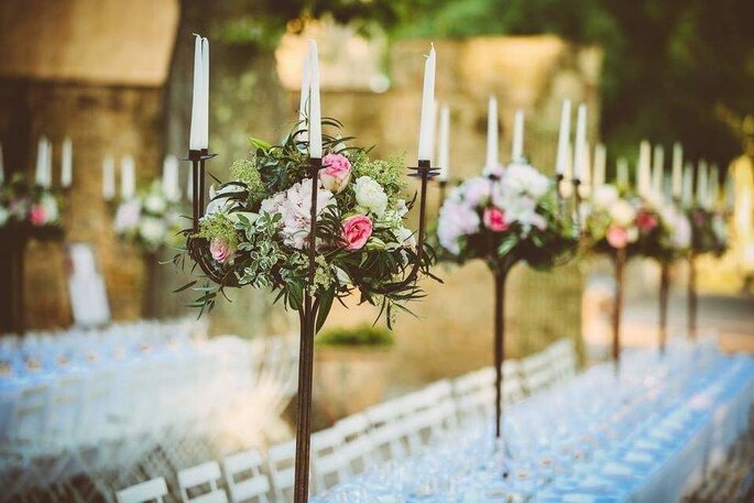 chandeliers fleuris pour décoration de table de mariage