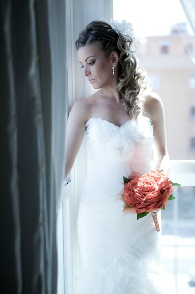 La novia lucía un vestido con escote palabra de honor- Foto: Valentín Gámiz