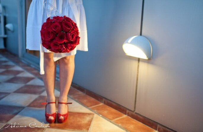 Accesorios para novias en rojo. Foto de Adriana Carolina.