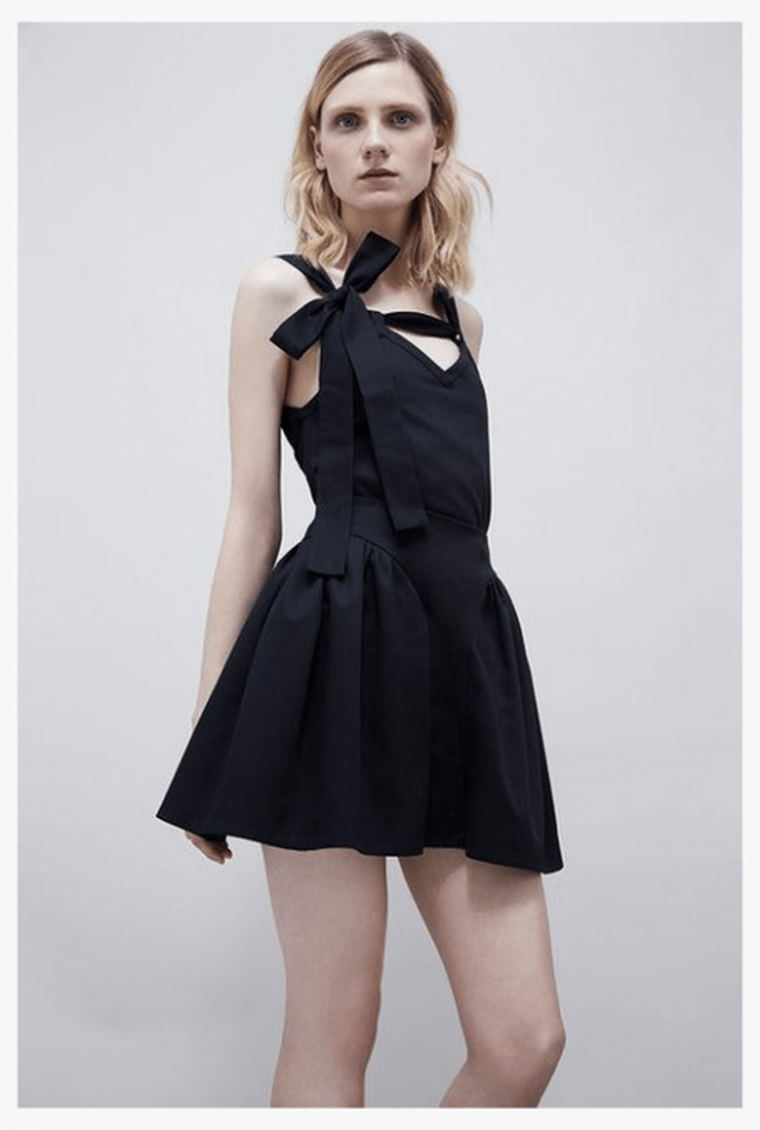 Vestido de fiesta 2014 en color negro con escote asimétrico al frente - Foto Jil Stuart