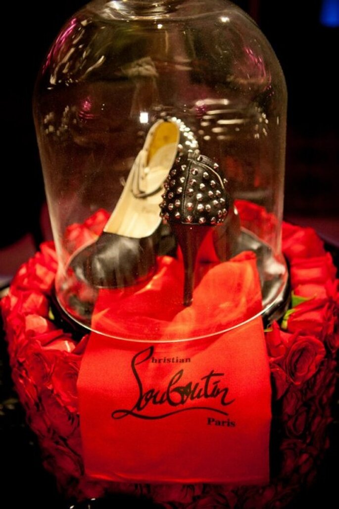 Centro de mesa para bodas con tacones Louboutin al estilo de Fergie - Foto: Floramor Studios Facebook