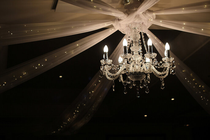 Lámpara elegante en la decoración de la boda. Foto: Simon