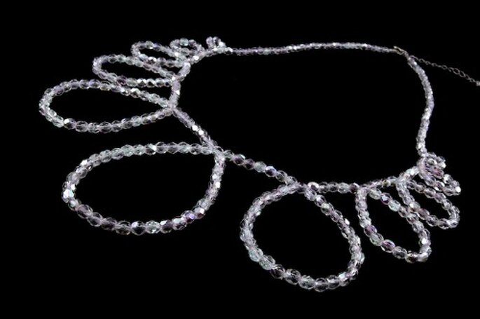 Le collier Arwen fera sensation sur une robe de mariée bustier - Photo : Poésie des Perles