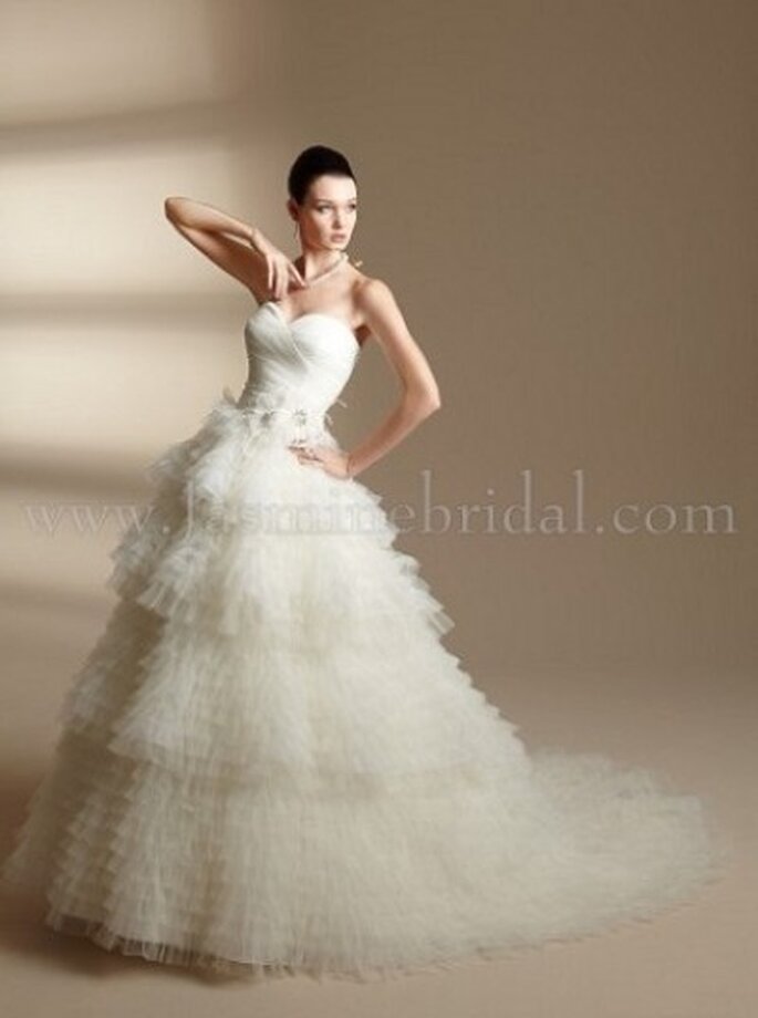 Romantisches Brautkleid, schulterfrei und mit kleiner Schleppe – Modell T142001