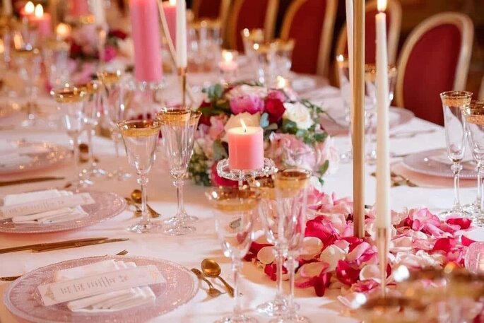 allestimenti sui tavoli con fiori e candele