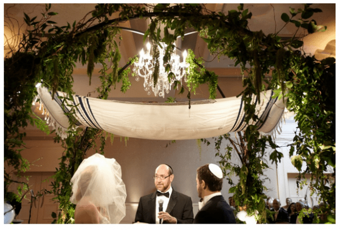 Decoración de boda con elegantes candelabros - Foto Desi Baytan Photography