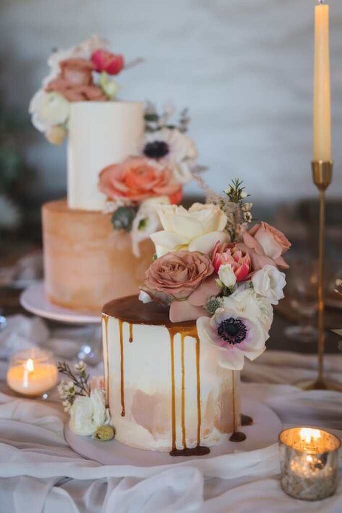 gâteau de mariage avec fleurs fraîches et coulis
