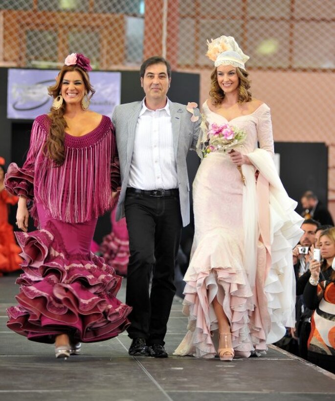Pepe Fernández, Raquel Bollo y yo al final del desfile de 'Sevillanía'.Foto: Montse Amoreo