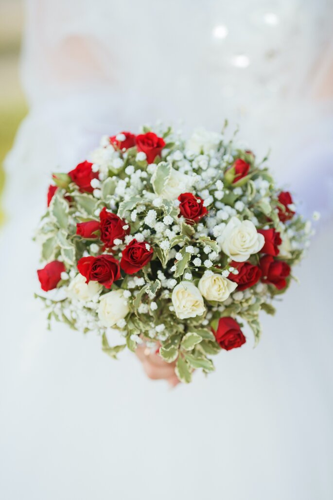 Wiązanka ślubna z róż czerwonych i białych