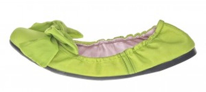 Zapato color verde de paracaídas reciclado