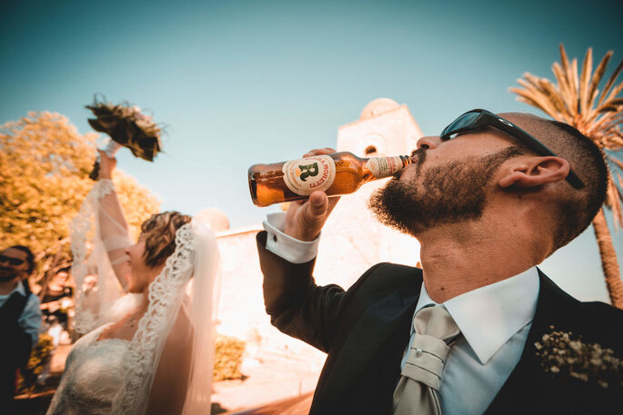 Luigi Licata Photography - sposo beve birra