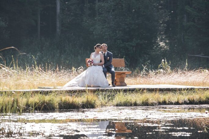 Brautpaar vor einem See im Wald, FotoErlebnis Simon