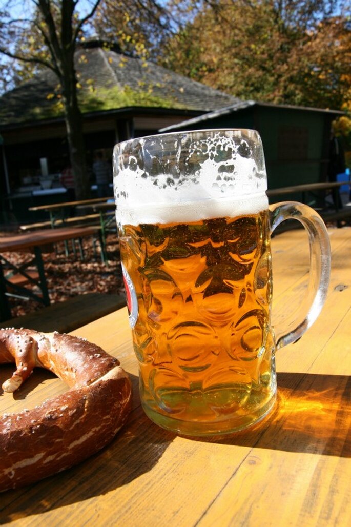Flitterwochen in Bayern: mit einer Mass und einem Brezel lässt es sich gut aushalten im Biergarten. Foto: Cornelia Menichelli / pixelio.de