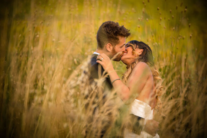 Luigi Licata Photography - bacio sposi nel prato