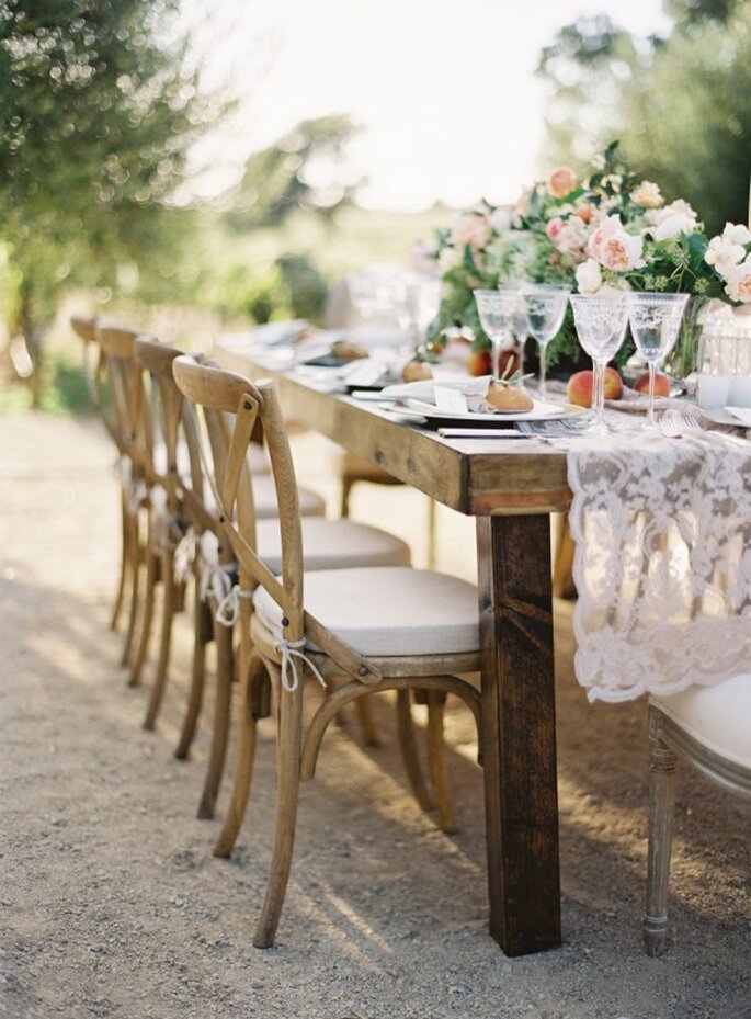 Tischdecke mit Blumenmuster und frische Blümchen auf dem Hochzeitstisch - Foto Jose Villa Photography