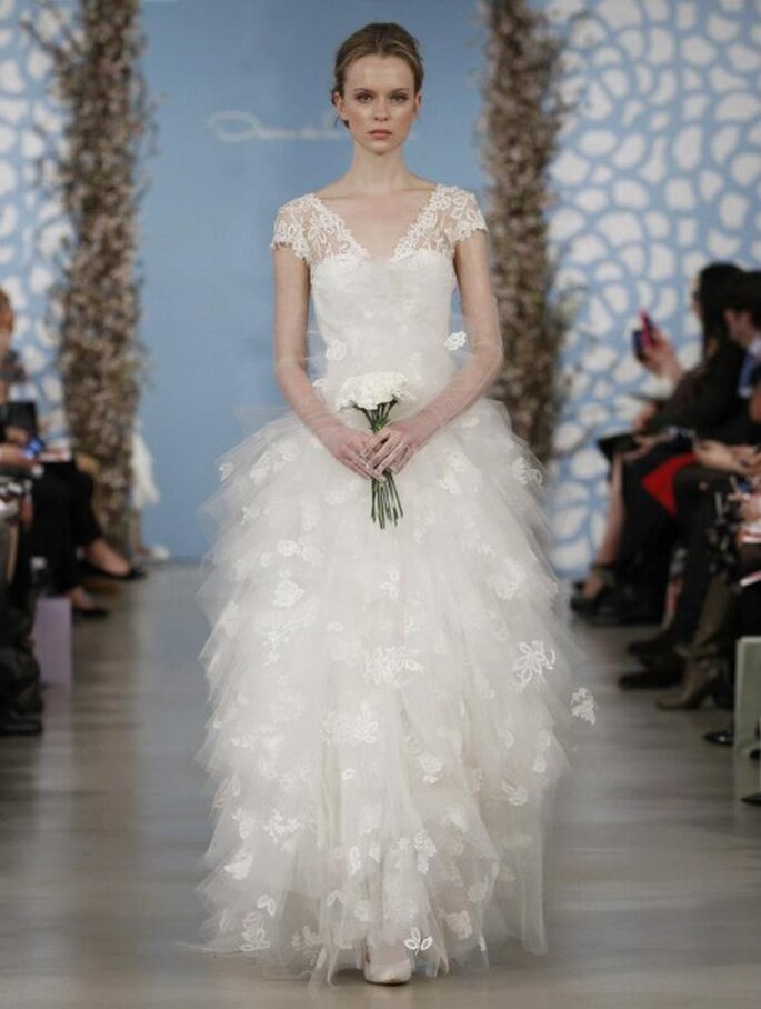 vestido de novia con manga corta y falda voluminosa con bordados de flores - Foto Oscar de la Renta