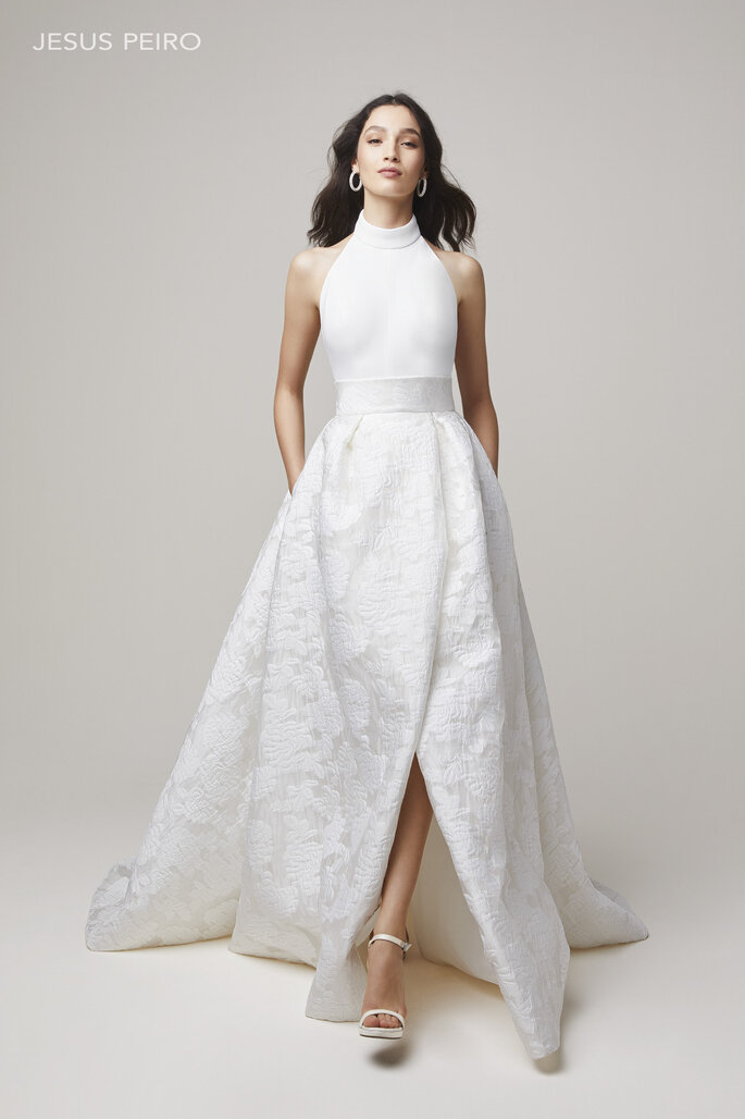 vestido de novia cuello halter con corpiño liso y falda con textura bordada y abertura delantera