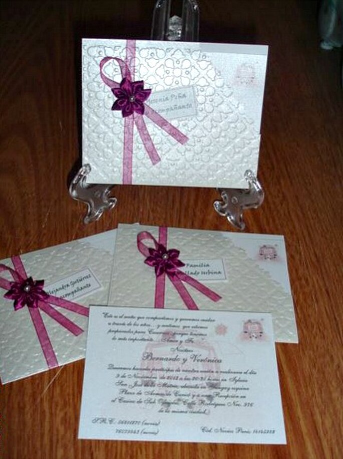 Simetría Estimado a menudo Invitaciones de boda con detalles color lila