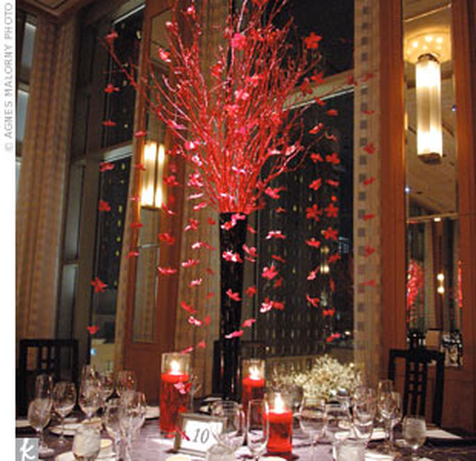 Centro de mesa alto con follaje rojo