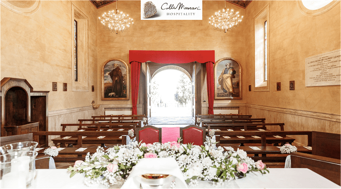 Intérieur d'une petite église italienne prête à célébrer un mariage