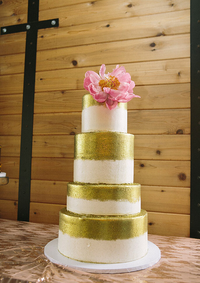 Pastel de bodas con detalles metalizados en color oro - Foto Brooke Schwab