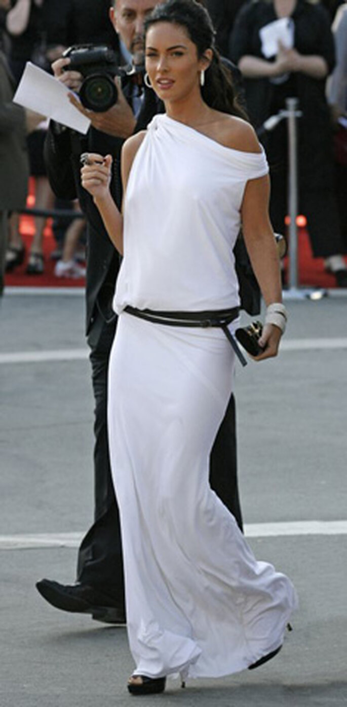 Megan Fox luciendo un modelo blanco que destaca su figura