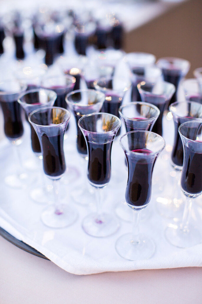 Bebidas para tus invitados en tonalidades intensas y elegantes - Foto Corbin Gurkin Photography