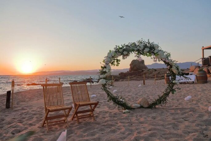 Cérémonie laïque de mariage sur une plage Corse au coucher du soleil