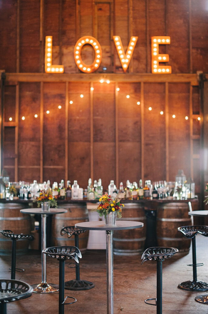 Letras luminosas na decoração do casamento