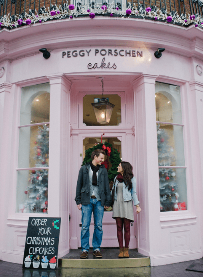 Verena y Matthias frente a su tienda preferida de postres en su e-session - Foto Nadia Meli