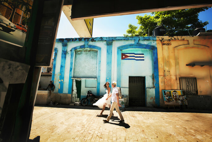 Couple de jeunes mariés en lune de miel dans les rues de La Havane à Cuba