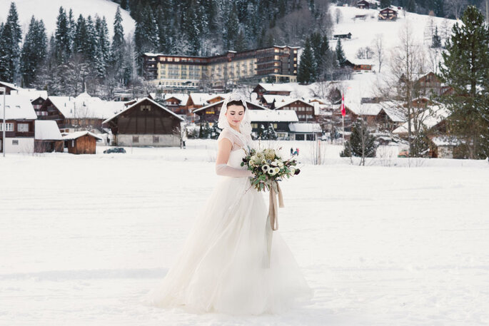 Braut im Schnee vor der Location bühlberg by lenkerhof