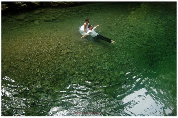 Novios flotando en el agua de una hermosa poza de Veracruz - Foto Emmanuel Aquino