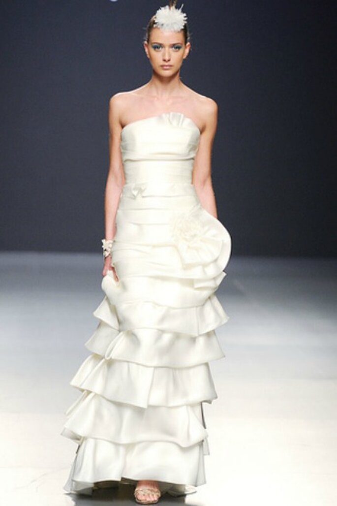 Diferentes cortes en forma de volantes en los vestidos de novia Franco Quintáns 2012 - Tomy Pelluz / Vogue