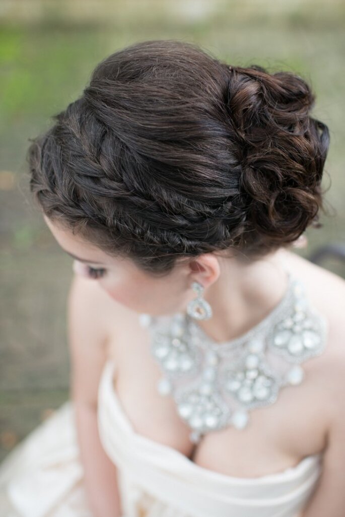 Los recogidos elegantes regresan como tendencia en peinados de novia 2015 - Foto LH Photography